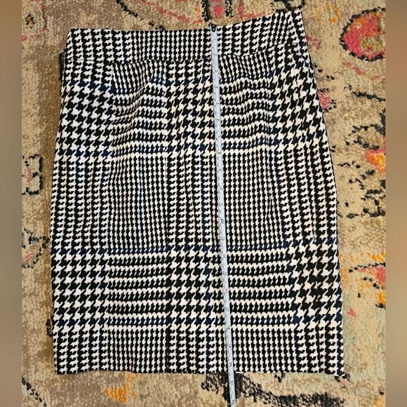 Michael Kors hounds tooth skirt with built in belt. Sz 4.  20.5" top to bottom - Picture 2 of 7